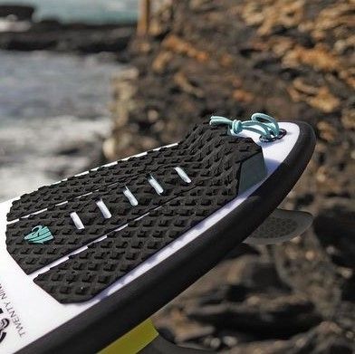 Gara Smugg Traction – Black